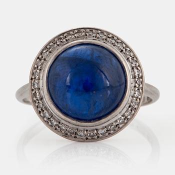 1030. Ring A Tillander 18K vitguld med en cabochonslipad safir.