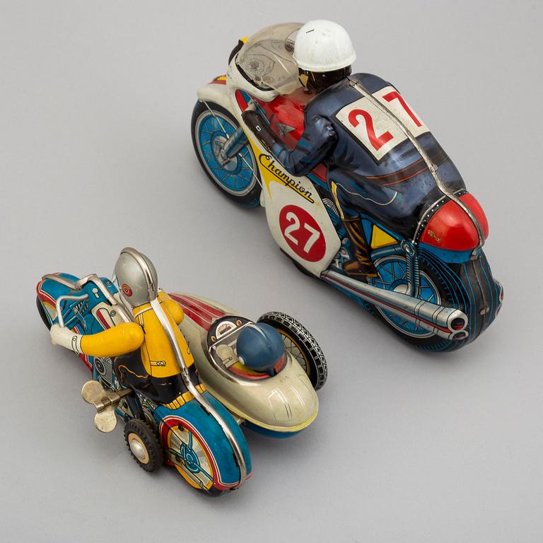 LEKSAKSMOTORCYKLAR, 2 stycken, plåt, Japan samt Kina, 1960-tal.