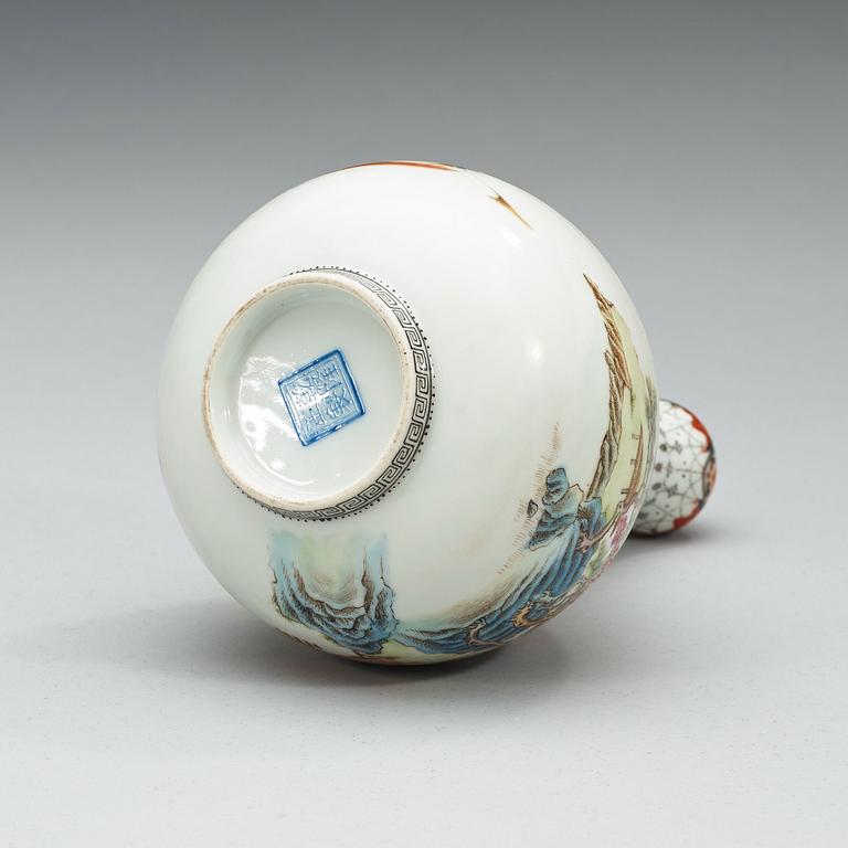 VAS, porslin. Kina, troligen Republik, 1900-tal, med Qianlong fyra karaktärers märke.