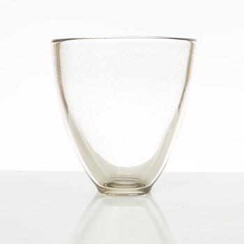 Gunnel Nyman, a glass vase, Nuutajärvi, Notsjö, Finland, 1947.