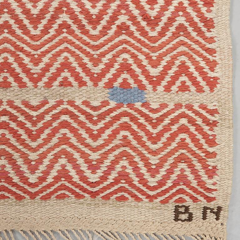 Barbro Nilsson, MATTA. "Rosengång, röd". Rosengång. 181,5 x 81,5 cm. Signerad AB MMF BN.