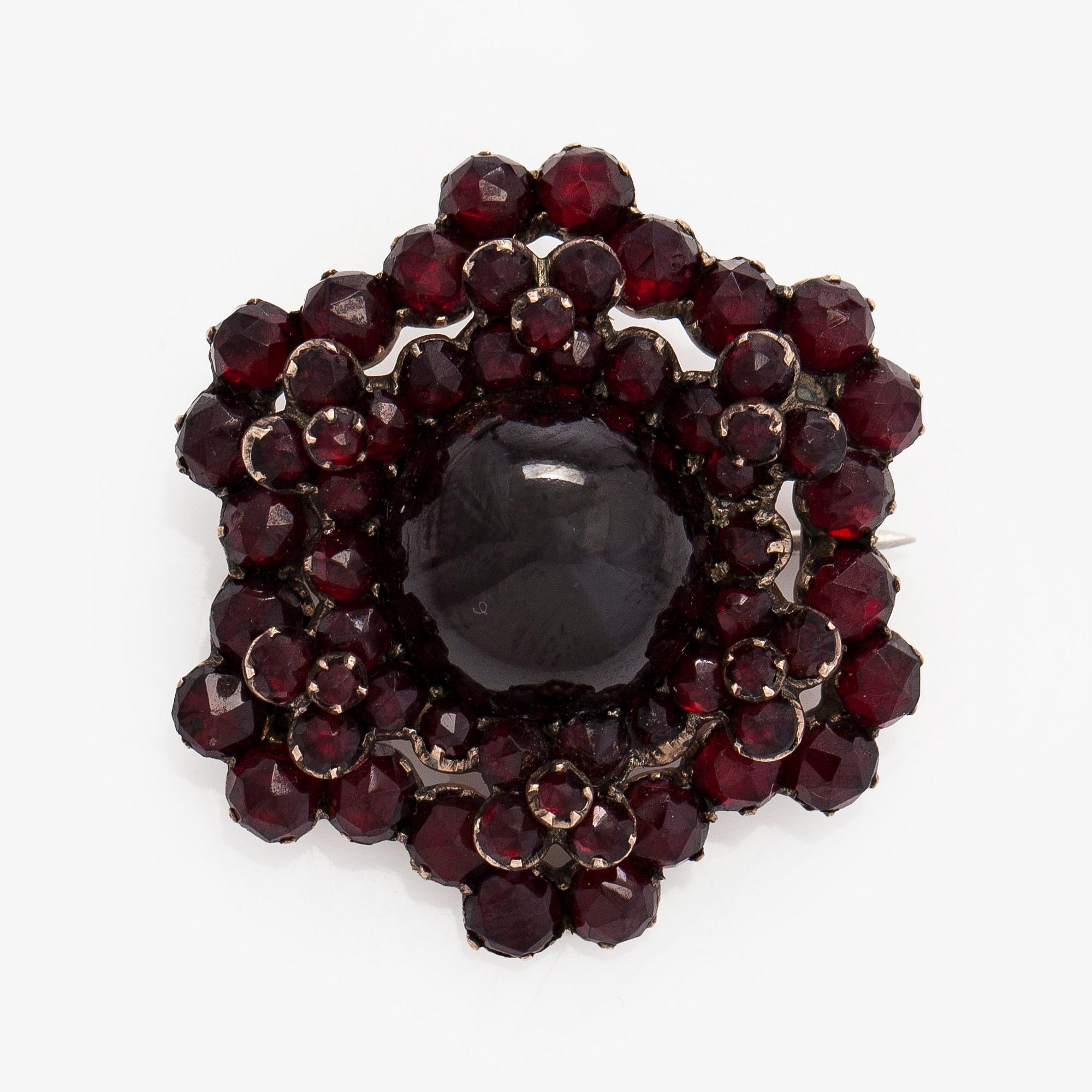 Collier och brosch, viktorianska, cabochon- och rosenslipade granater, silver.