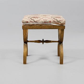 TABURETT, sengustaviansk, omkring sekelskiftet 1800.