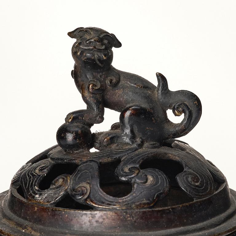 Rökelsekar med lock, brons. Japan, 1700-tal.