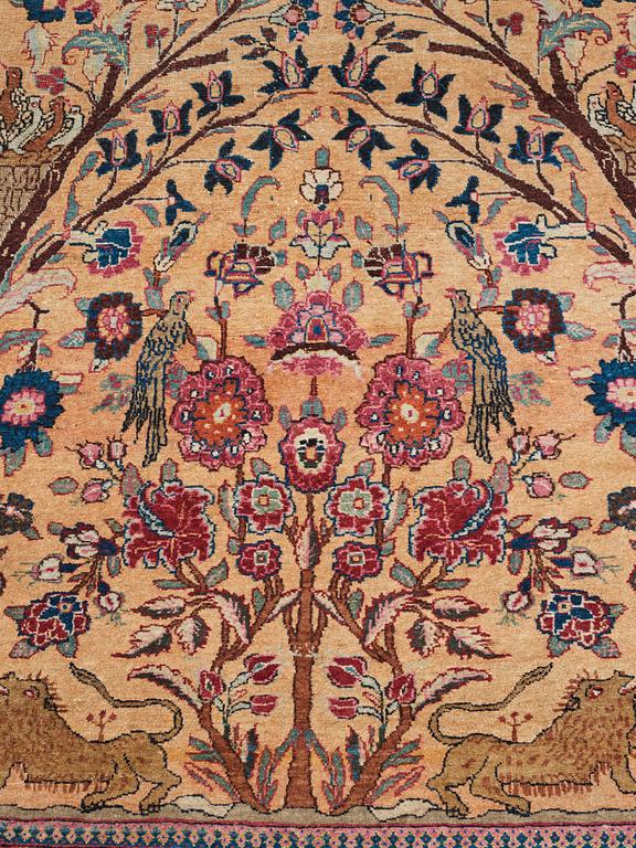 A carpet, an antique/a semi-antique Tabriz figural, ca 297,5-302 x 206,5-211 cm, signerad Sherkate Bargh.