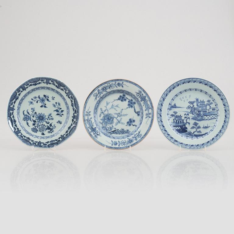 Seven blue and white export porcelain plates, China, Qing dynasty, 18th century.