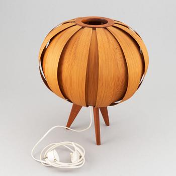 A pinewood table lamp, second half of the 20th century.