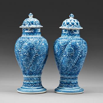 535. A pair of blue and white vases with cover, Qing dynasty, Kangxi period (1662-1722).