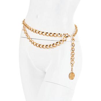 365. CHANEL, a gold metal chain belt.