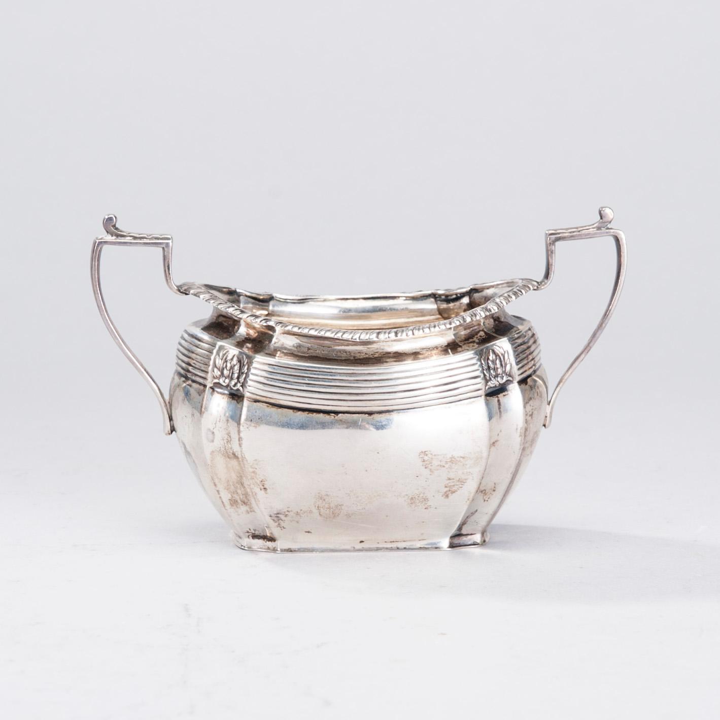 SOCKERSKÅL OCH GRÄDDSNÄCKA, sterling silver, Sheffield 1901. Vikt 230 g.