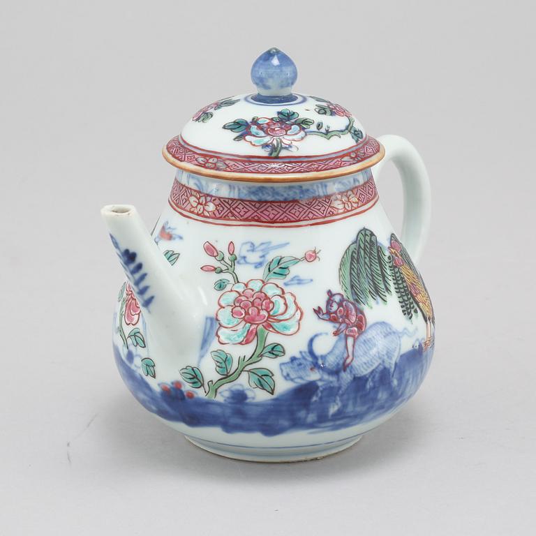 A late 18th century porcelian chinese teapot.