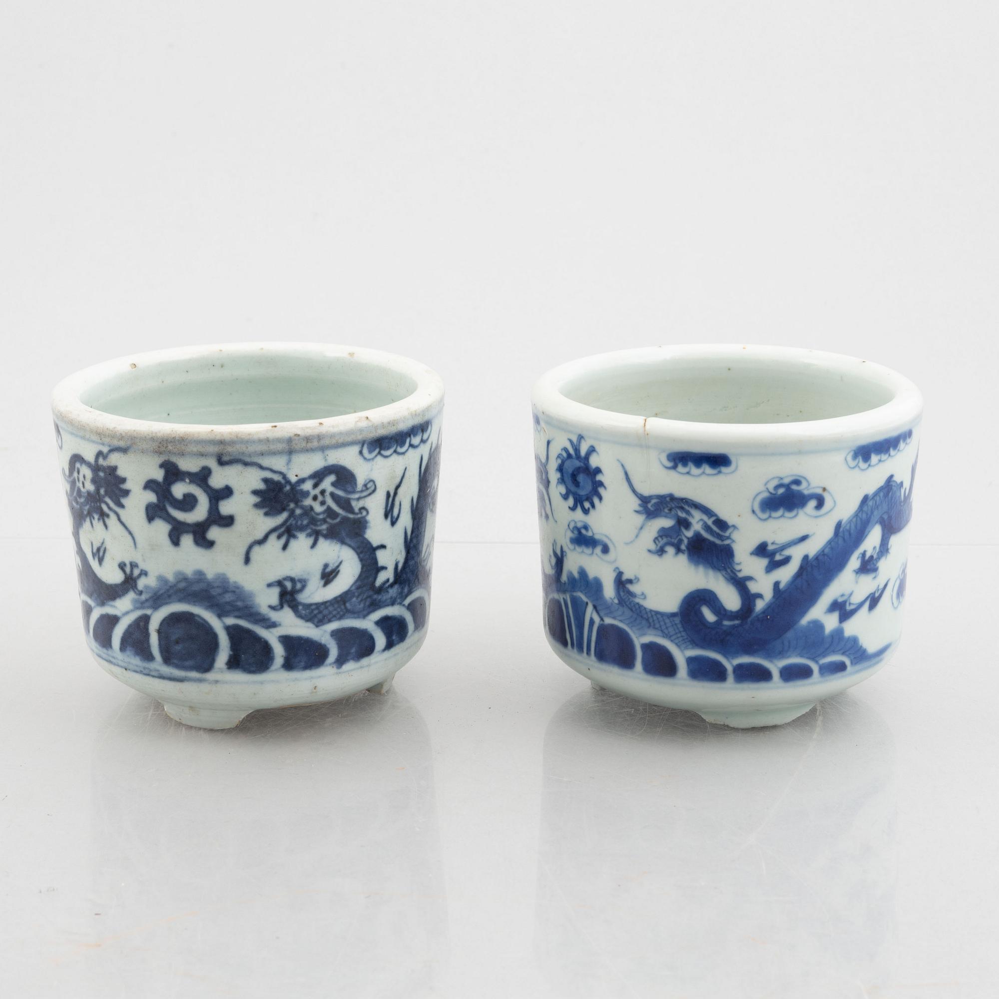 A pair of similar porcelain pots, China, Qing dynasty, 19th century.