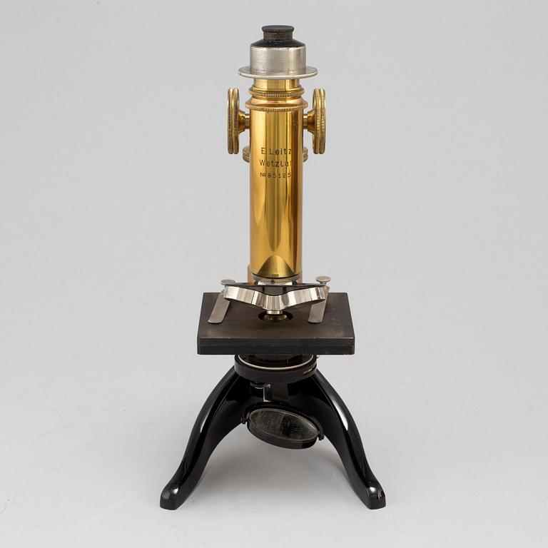 A microscope, marked Ernst Leitz, Wetzlar, No 85125.