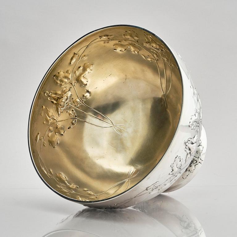 Sven Carlman, a large bowl on foot/wine cooler, silver, company CF Carlman, Stockholm 1904.