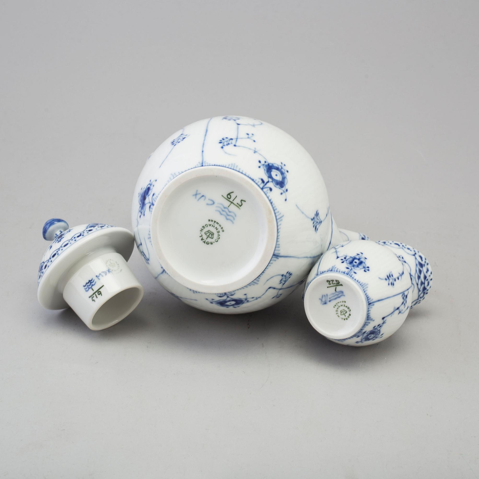 KAFFESERVIS, 31 delar, "Musselmalet", Royal Copenhagen, Danmark.