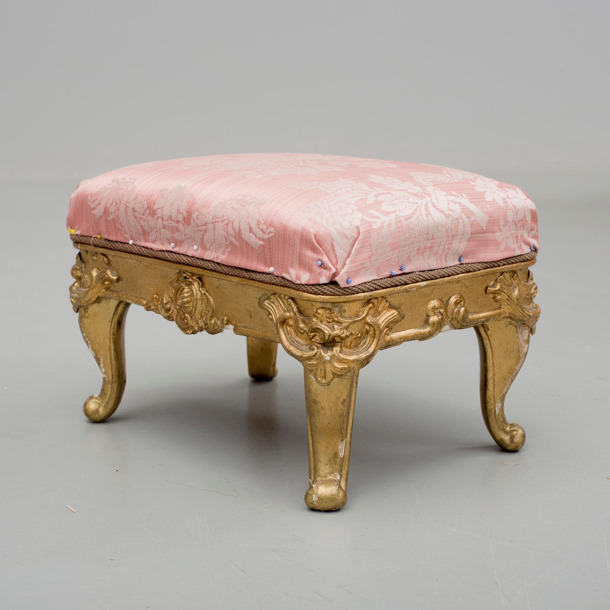 SOFFA OCH FOTPALL, 2 delar, rokokostil, 1900-talets första hälft.