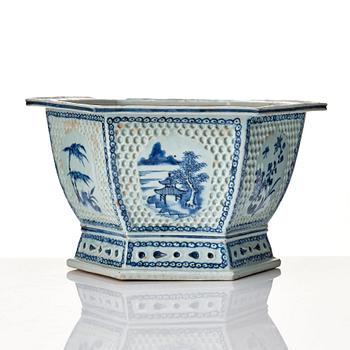 A blue and white flower pot, Qing dynasty, 19th Century.