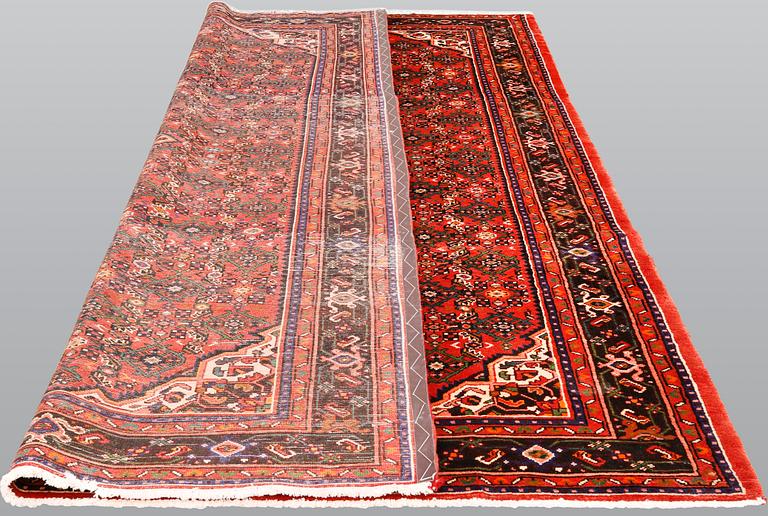 A Hosseinabad carpet,, ca 310 x 210 cm.