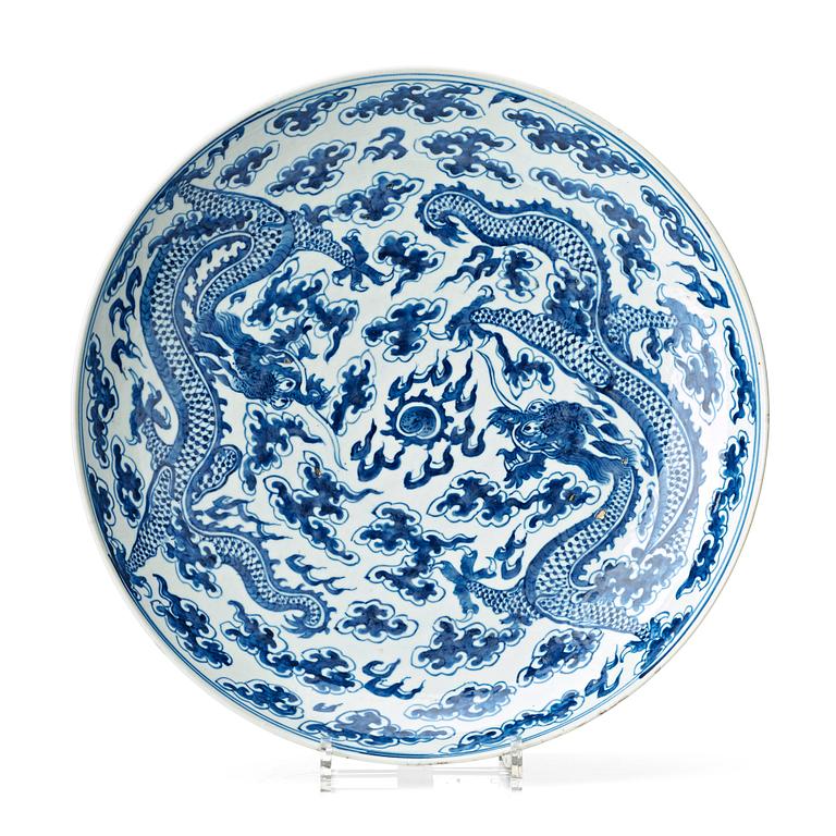 A blue and white dragon dish, Qing dynasty, 19th Century.