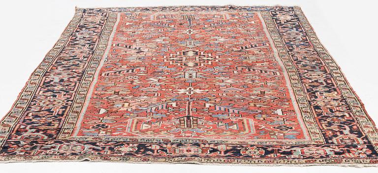 A semi-antique Heriz carpet, ca 322 x 233 cm.