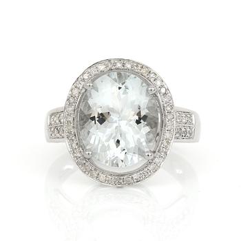 RING, 14K vitguld med ovalslipad goshenit ca 1,50 ct och små diamanter. Total vikt ca 4,83 g.