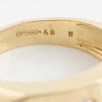A 14K gold ring set with round brilliant-cut diamonds.