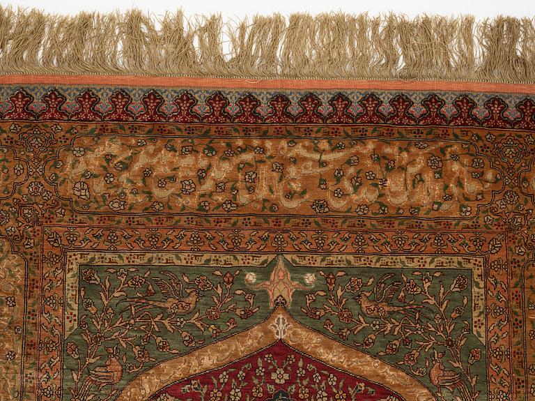 Matta, antik silke Kum Kapi med metallbroschering, Istanbul omkring 1910, "Sultan's Head Prayer" design.