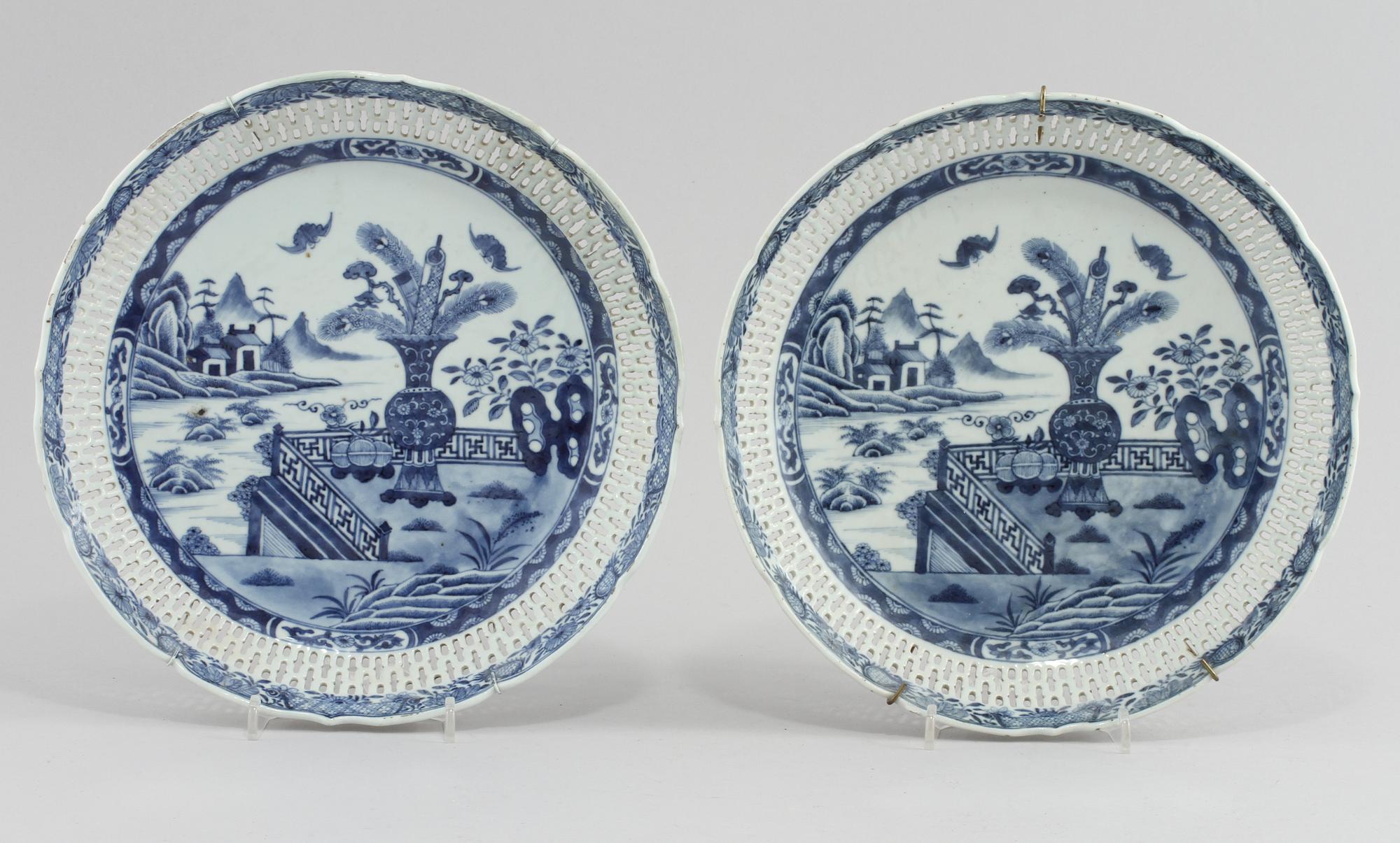 GALLERFAT, ett par, porslin, Kina, tidigt 1800-tal.
