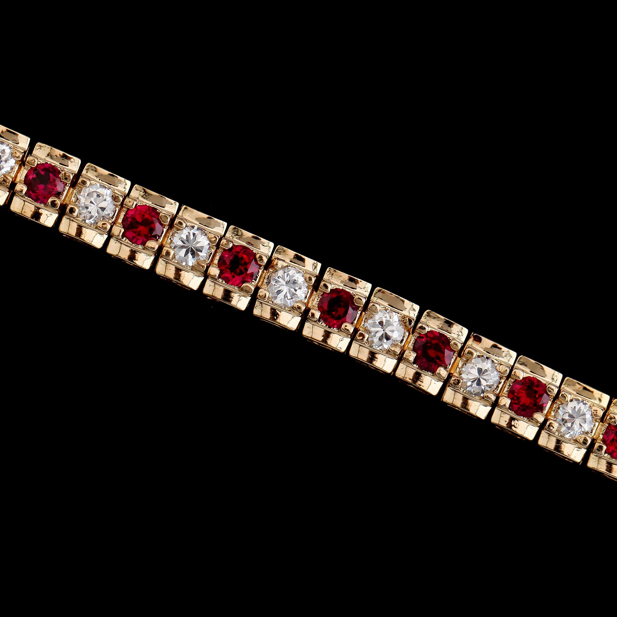 ARMBAND, förgyllt sterlingsilver, granater tot ca 2.89 ct, vita topaser tot ca 2.89 ct.