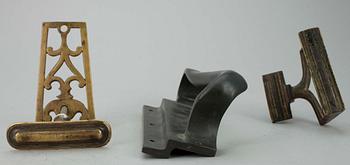 DÖRRHANDTAG, 3 st, brons, bl.a. Alvar Aalto.