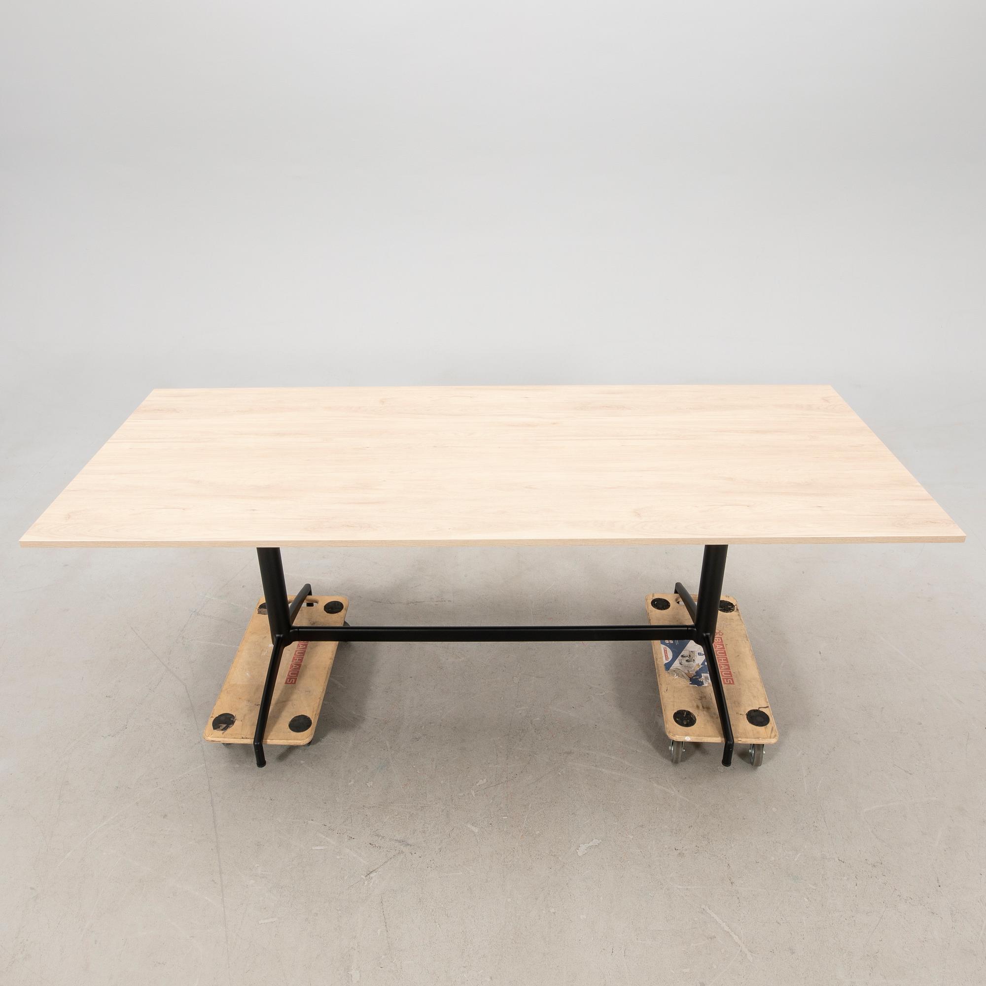 Pensi Design Studio, "Carma" table for Akaba.