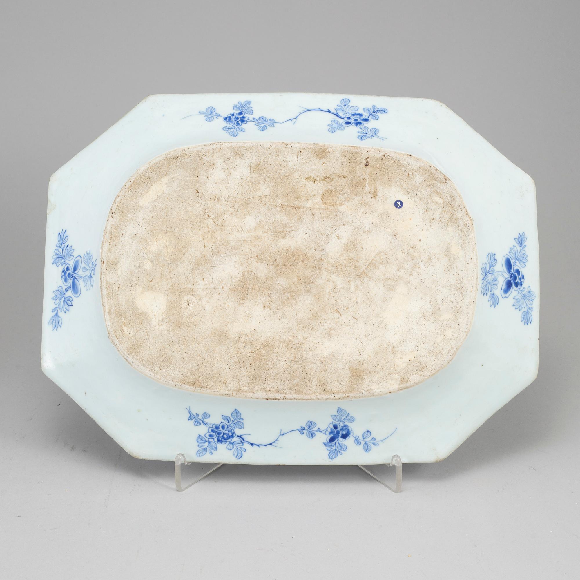 A blue and white serving dish, Qing dynasty, Qianlong (1736-95).