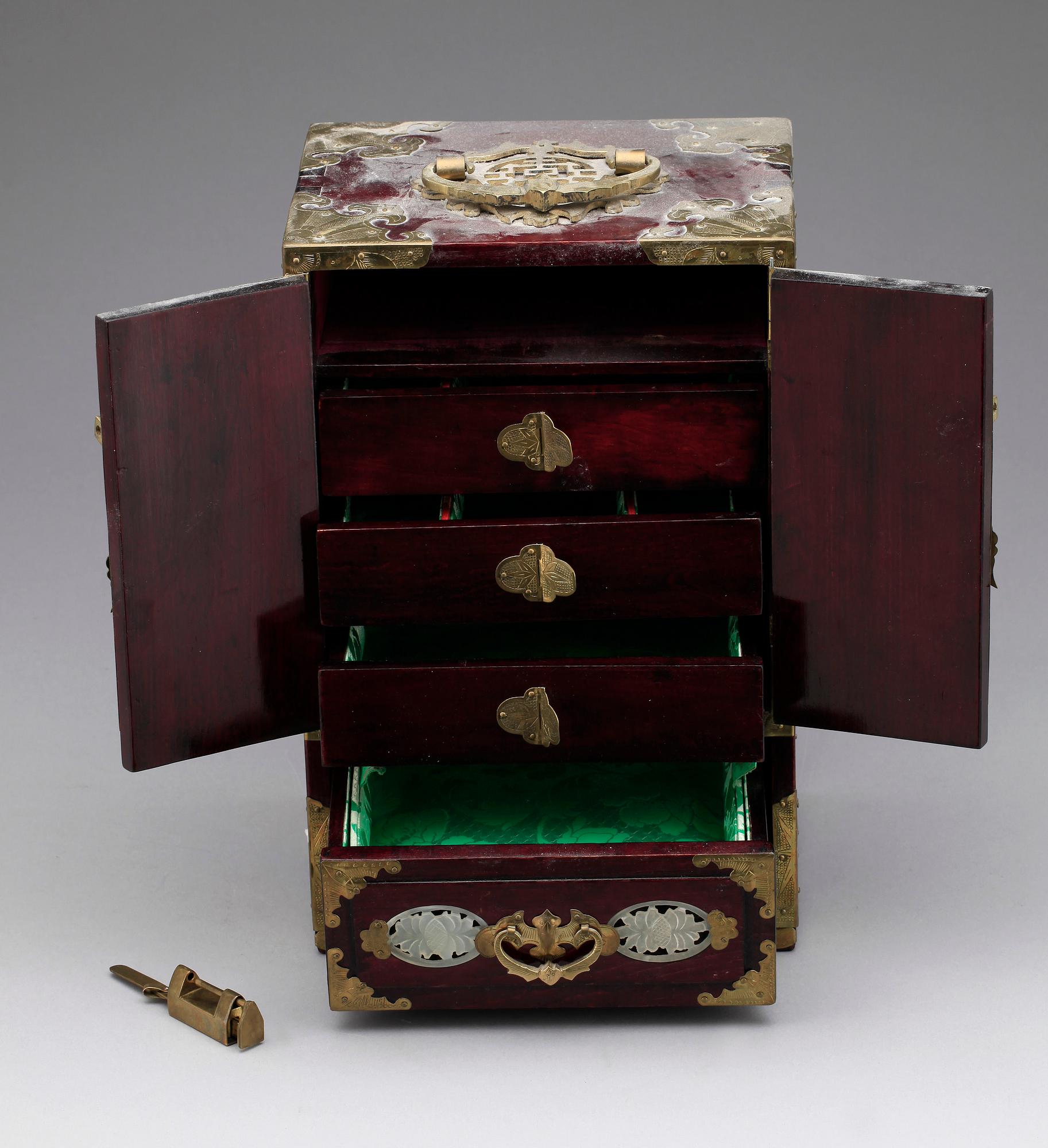 SMYCKESKRIN/MINIATYRSKÅP, trä, Kina 1900-talets andra hälft.