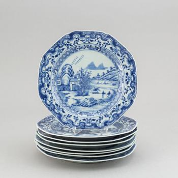 A set of 8 blue and white dinner plates, Qing dynasty, Qianlong (1736-95).