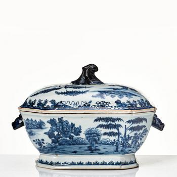 A blue and white tureen with cover and stand, Qing dynasty, Qianlong (1736-95).