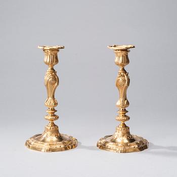 LJUSSTAKAR, ett par, förgylld brons, nyrokoko kring 1860-70-tal.