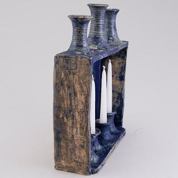 EIJA KARIVIRTA, kandelaber/ skulptur, stengods, signerad Eija Karivirta, Finland.