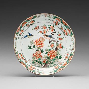 615. A famille verte charger, Qing dynasty, Kangxi (1662-1722).