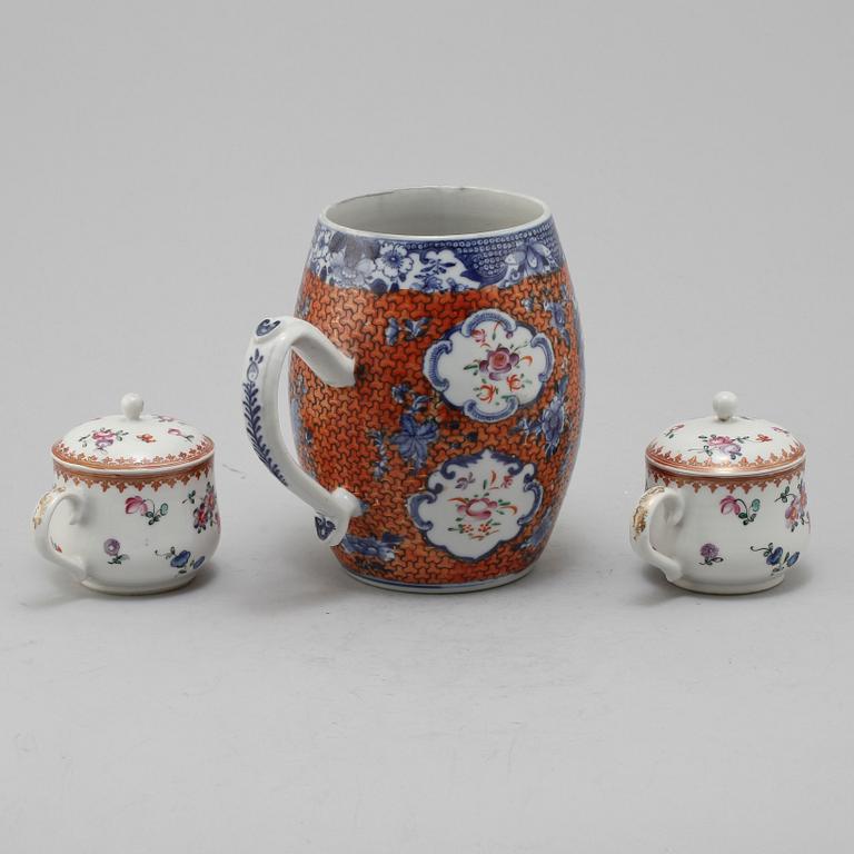 CREMEKOPPAR, ett par samt MUGG, porslin, Kina, 1700-tal.