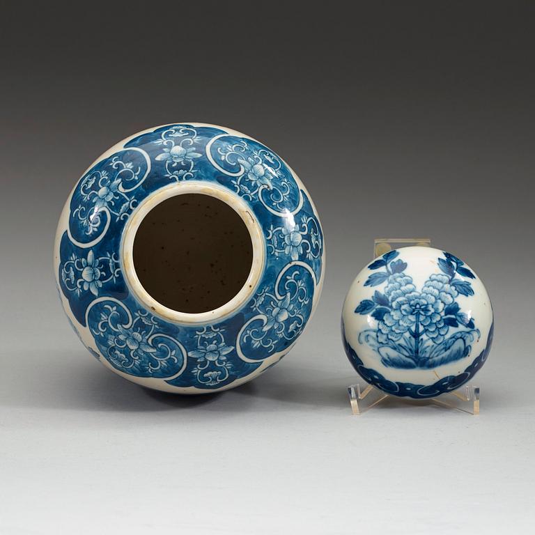 BOJAN, porslin. Qing dynastin, 1800-tal, med Kangxis sex karaktärer i underglasyrblått.