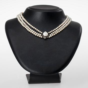 KAULAKORU, 3-rivinen. Mikimoto 4-8 mm. Briljanttihiottuja timantteja n. 0.20 ct. Lukko 18K valkokultaa.