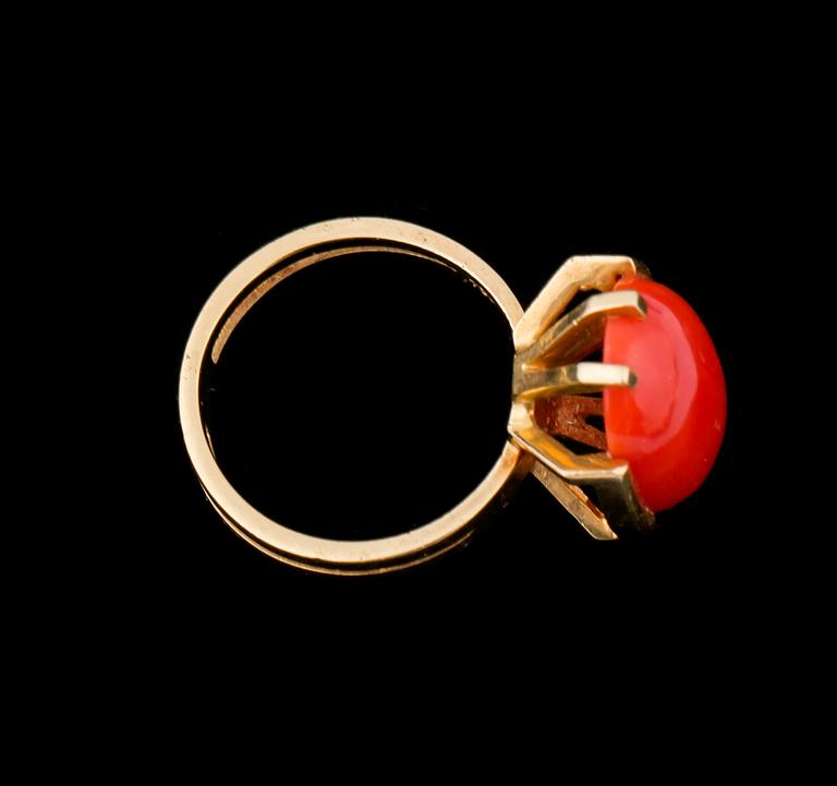 RING, 18 k guld med cabochonslipad korall. Vikt ca 7 g.