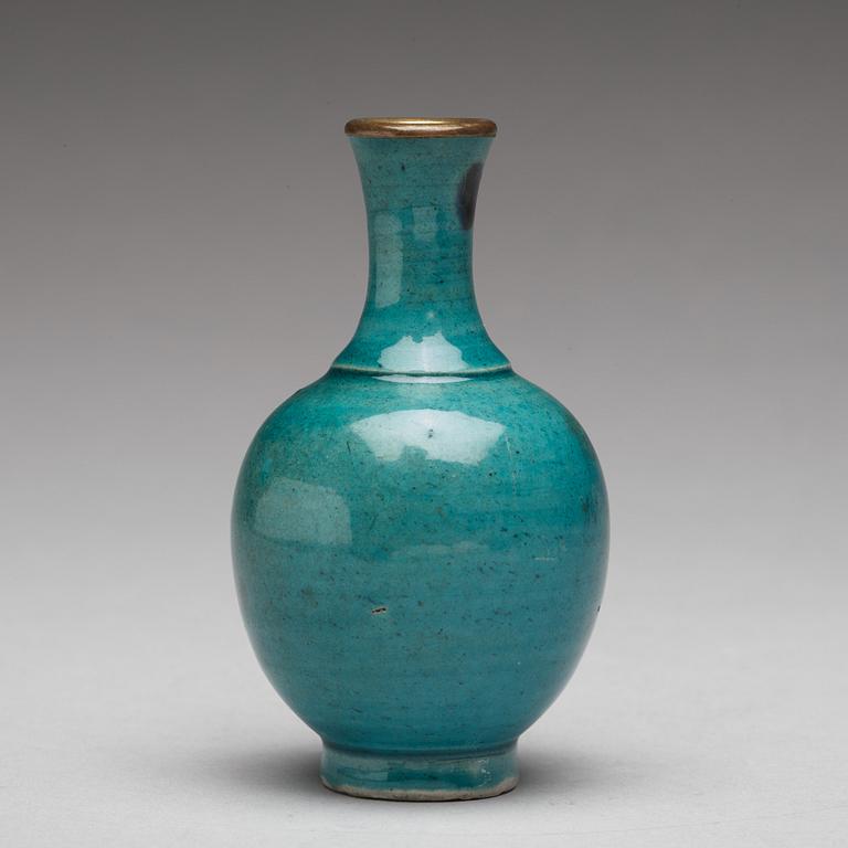 A turkoise glazed vase, Qing dynasty, Kangxi (1662-1722).