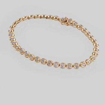 ARMBAND, 18K guld med briljantslipade diamanter ca 2.00 ct. Vikt 11,3 gram.