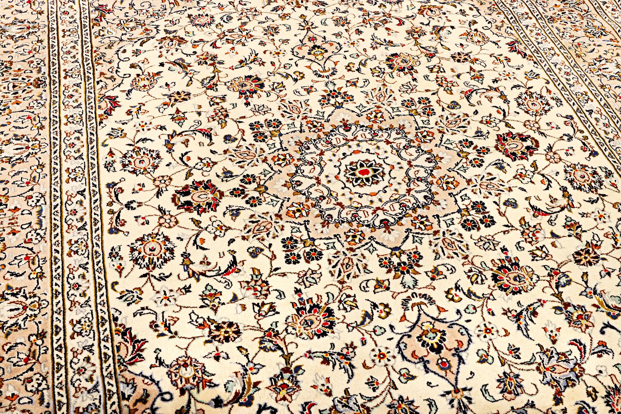 A Kashan carpet, c. 283 x 195 cm.