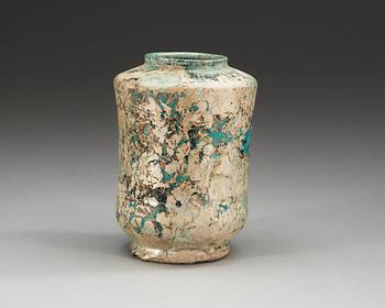 ALBARELLO, lergods. Turkos glasyr och svart dekor. Höjd 18 cm. Persien, Keshan tidigt 1200-tal.