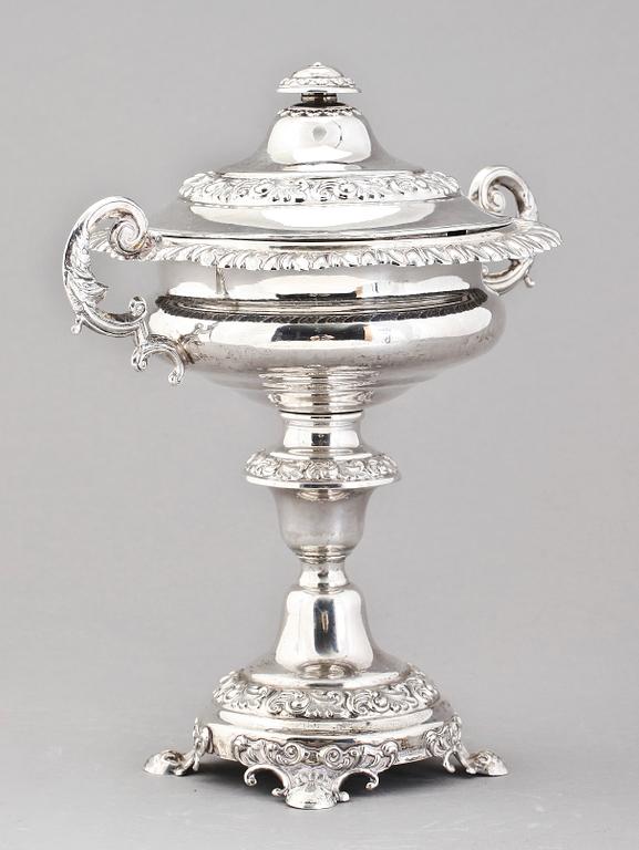 SOCKERSKÅL PÅ FOT, silver, Hallberg, 1844. Tot. v. 532 g.