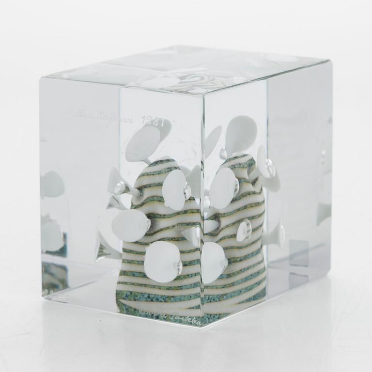 Oiva Toikka, an annual glass cube, signed Oiva Toikka Nuutajärvi 1981 and numbered 227/1000.