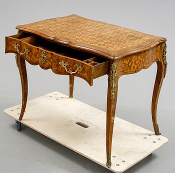 DAMSKRIVBORD, Rokokostil, 1800-talets slut.