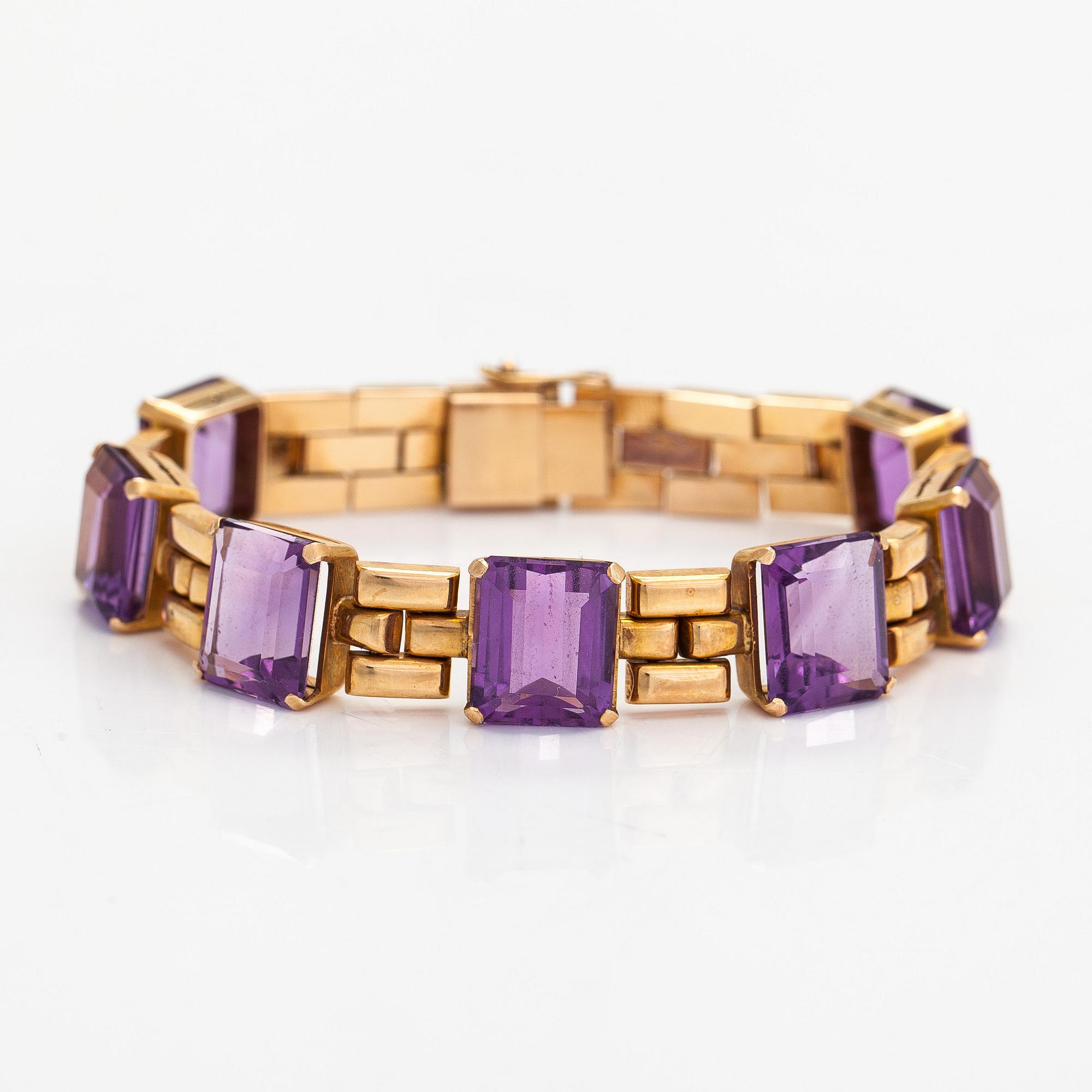 An 18K gold bracelet with amethyst.
